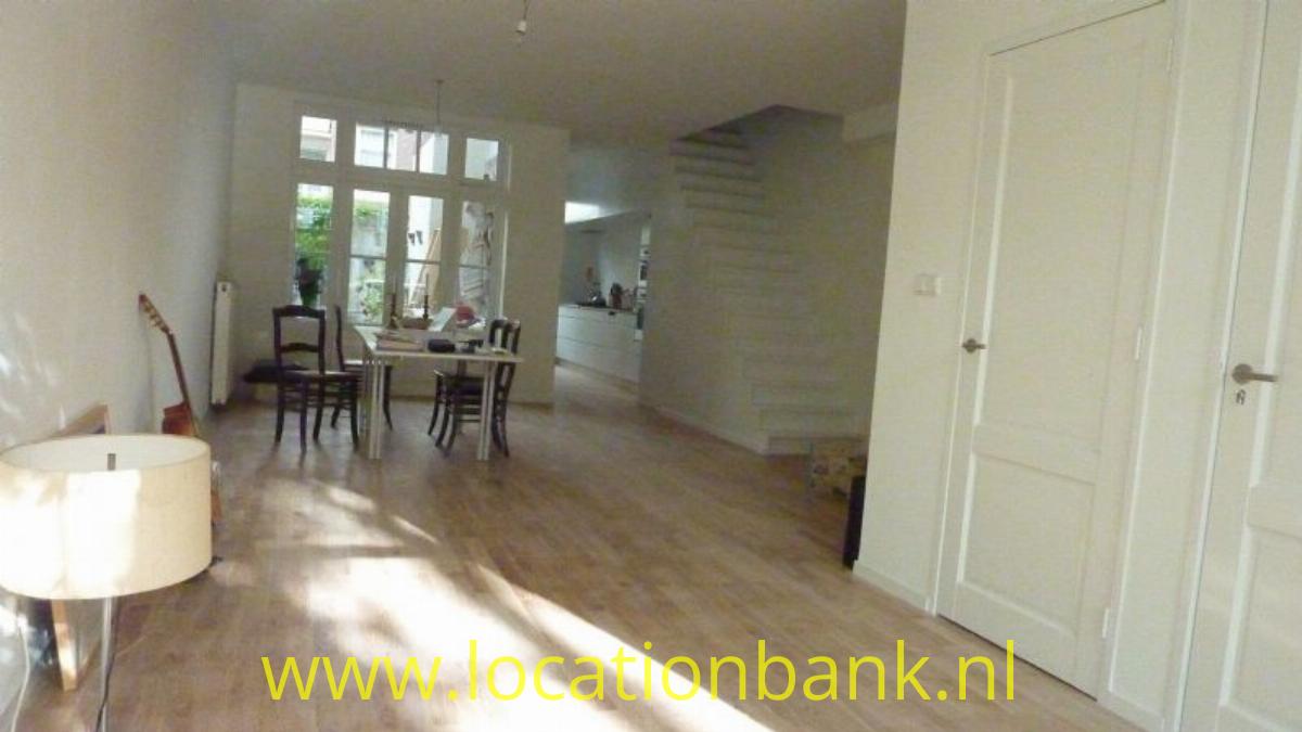 Moderne Huiskamer met trap