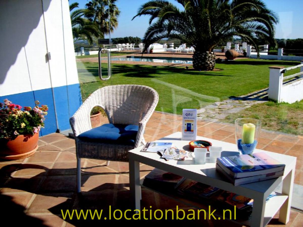 Terrasse mit view at the pool und the Garten