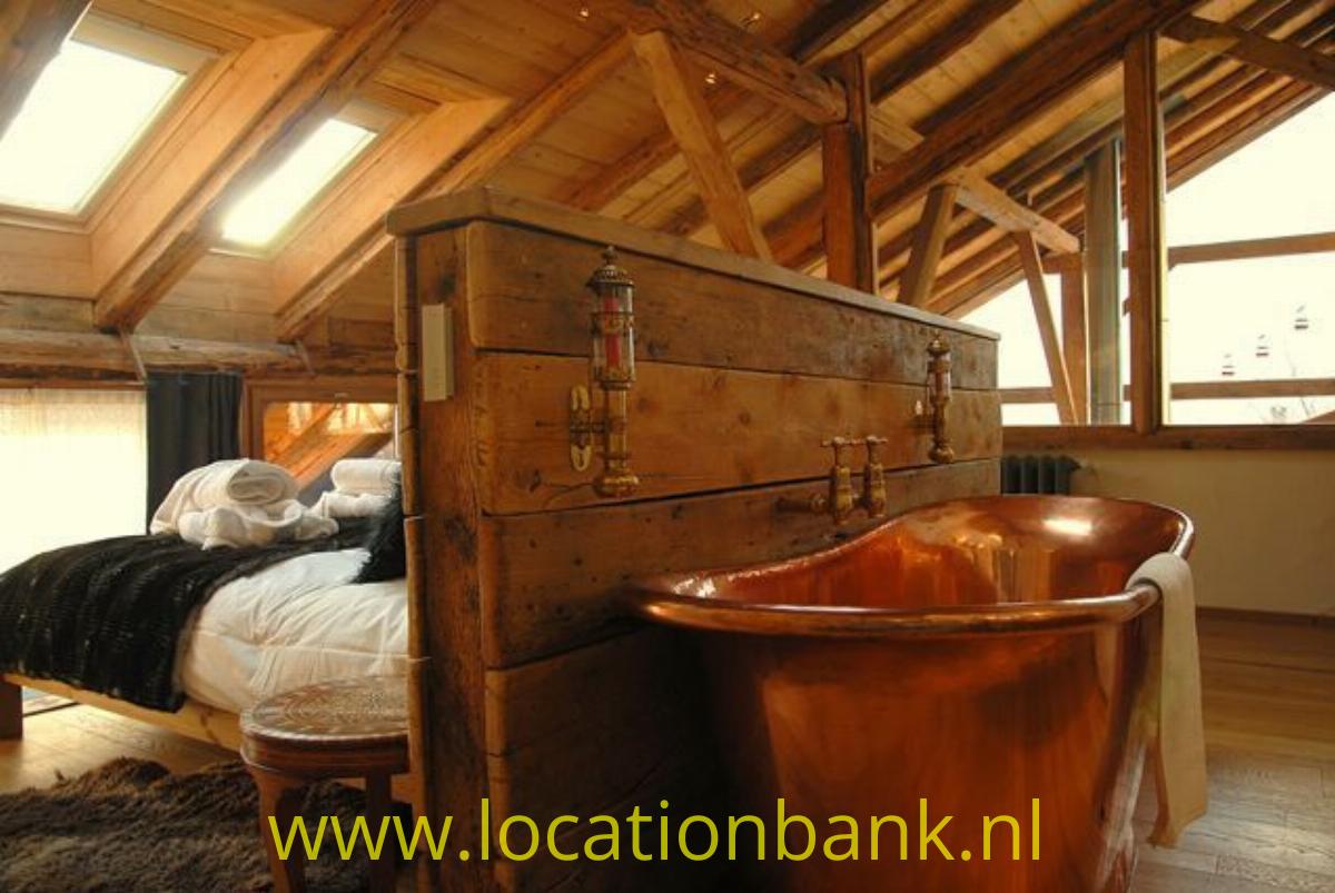 Slaapkamer met koperen badkuip