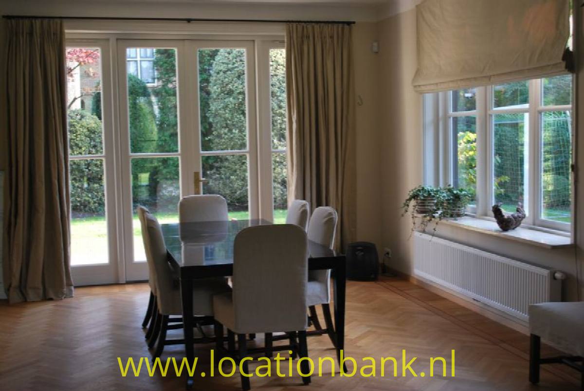 Wohnzimmer mit Holzboden