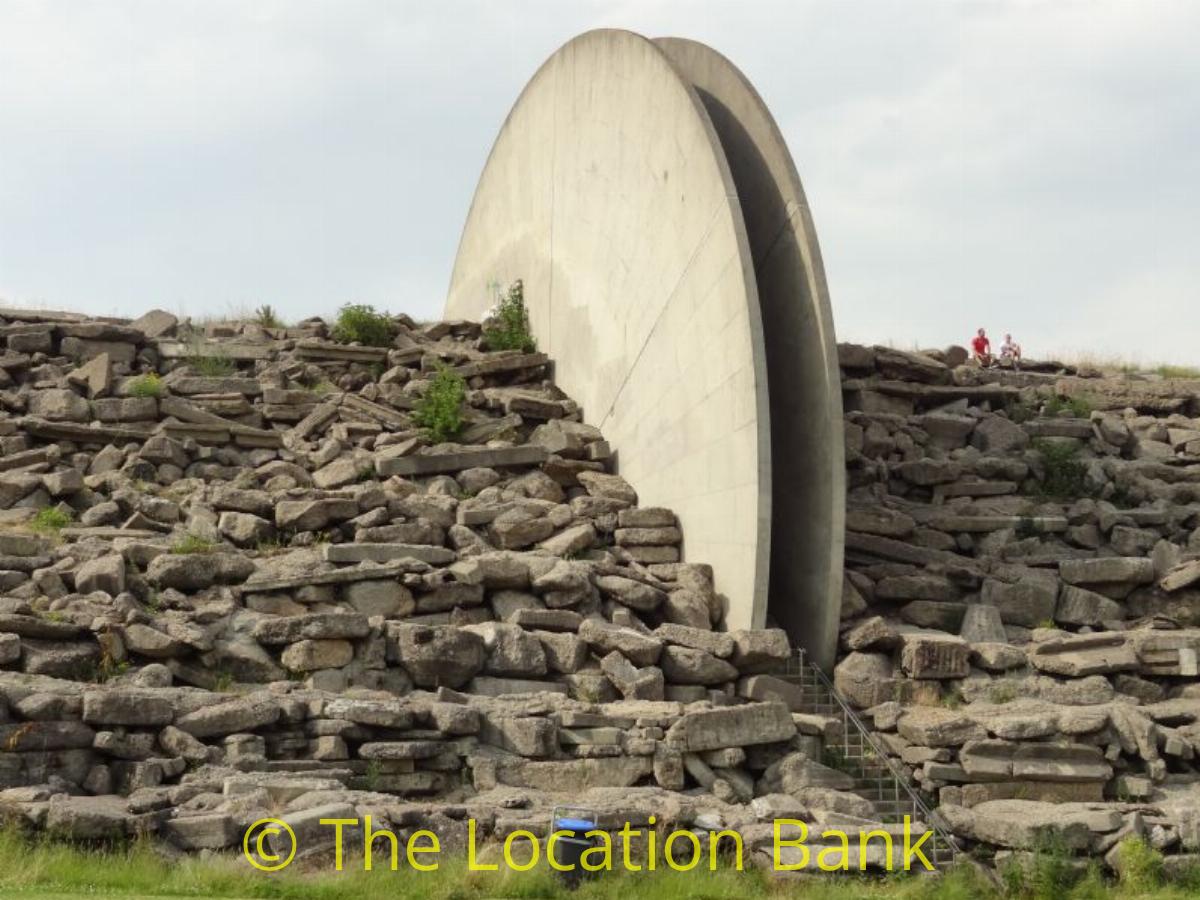 heuvel en berg met rotsblokken