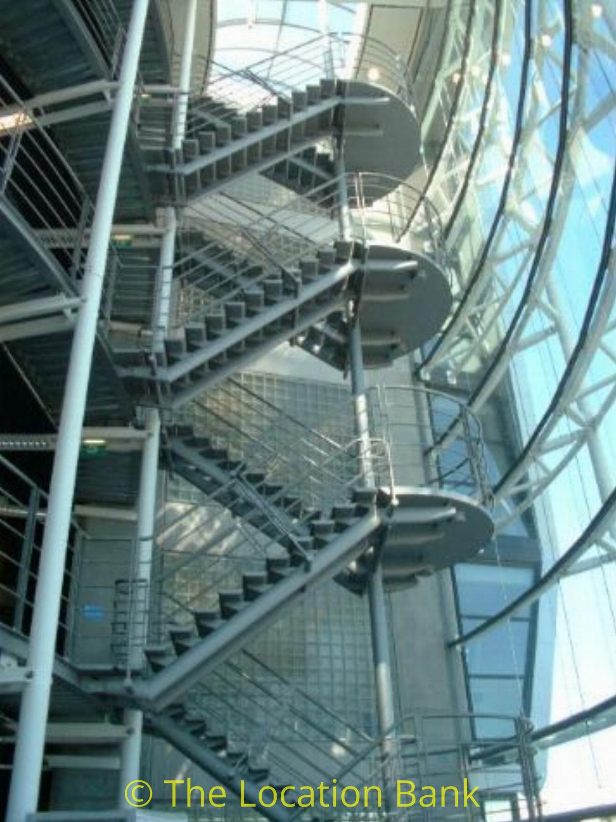 Modern Hightech open trappenhuis en glazen lift, 