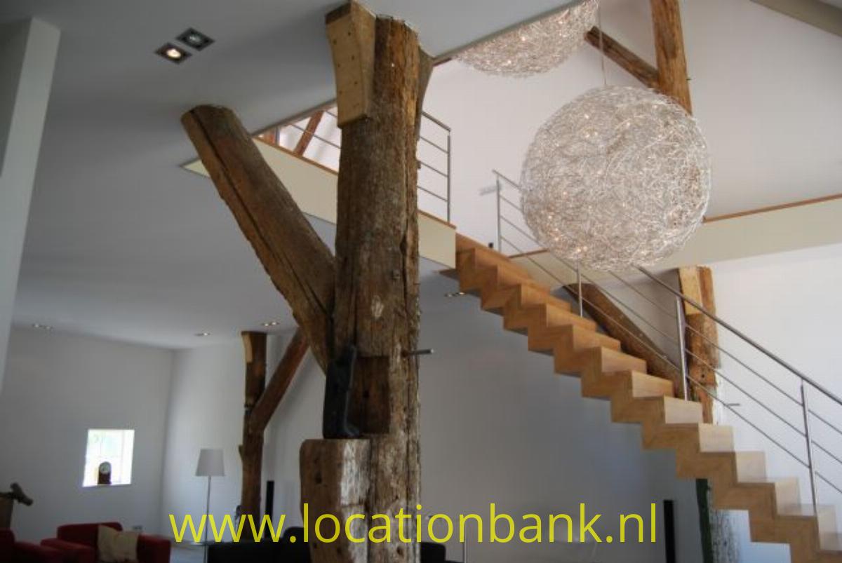 woonkamer met houten trap