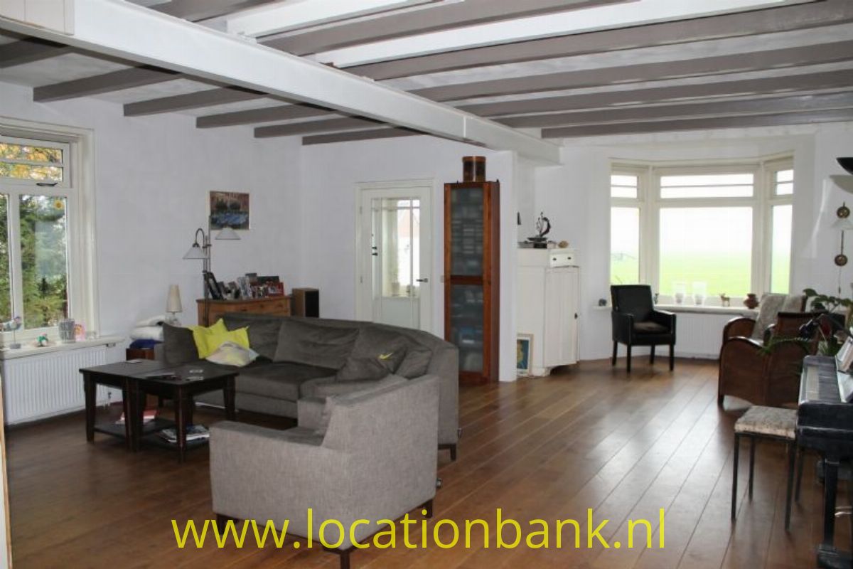 Ruime Woonkamer met houten vloer