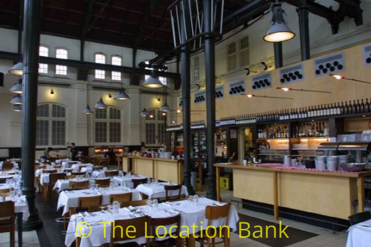 klassischal gro&szlig;es restaurant in industrial building