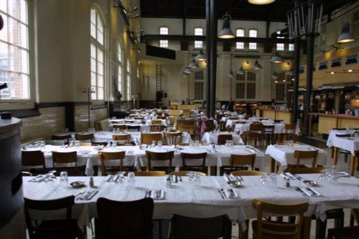 klassischal gro�es restaurant in industrial building