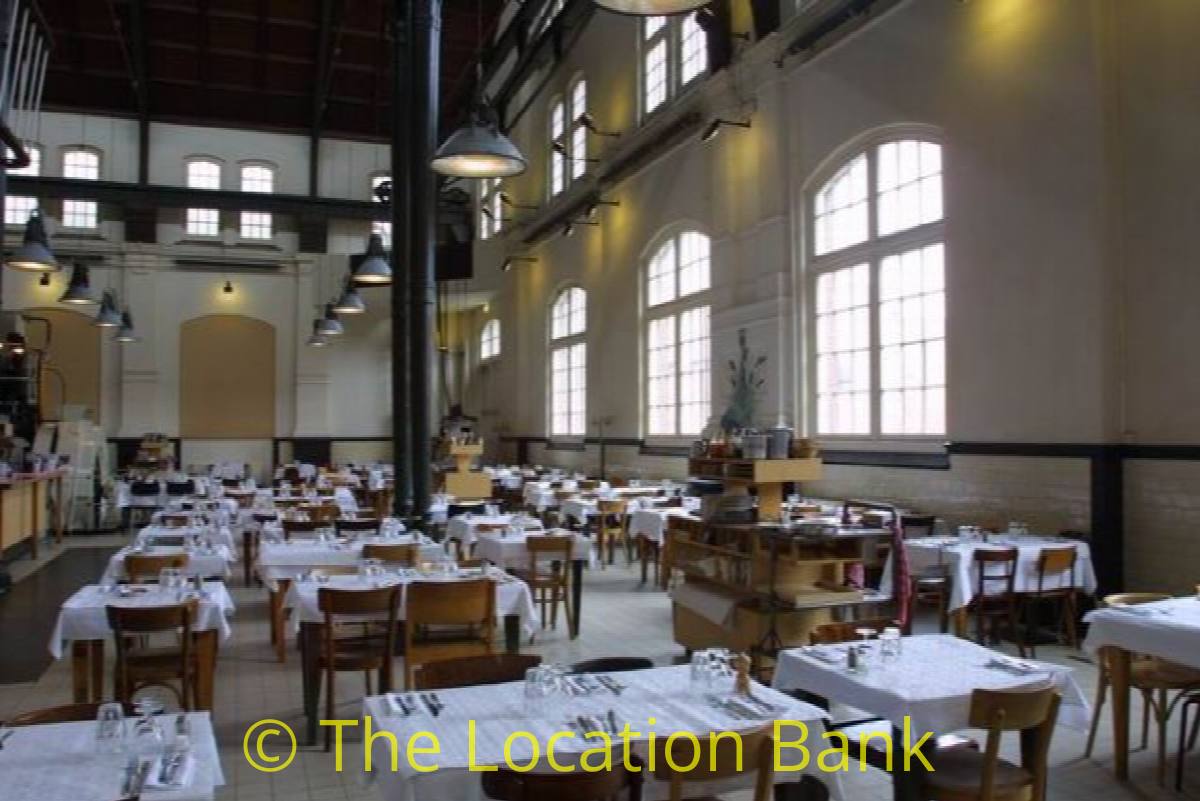 klassischal gro&szlig;es restaurant in industrial building