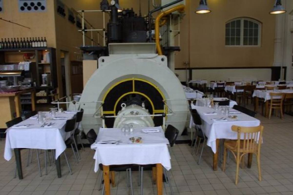 klassischal gro&szlig;es restaurant in industrial building