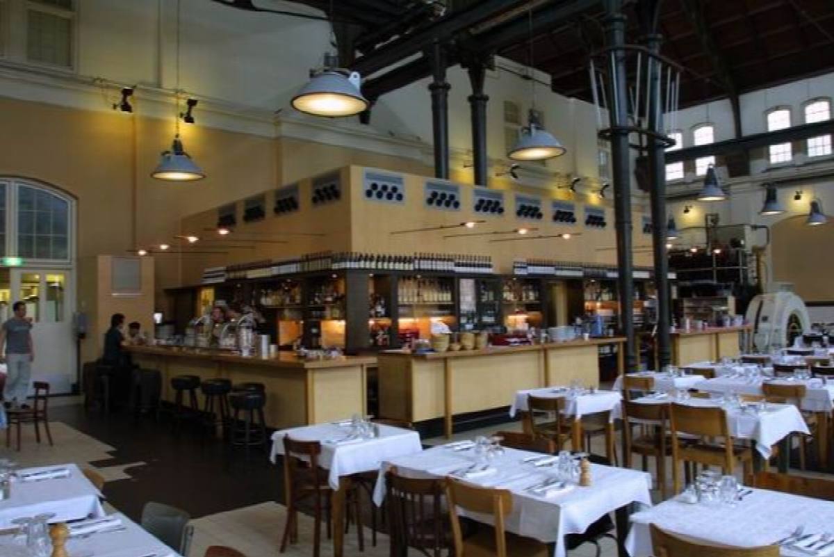 klassischal gro&szlig;es restaurant in industrial building