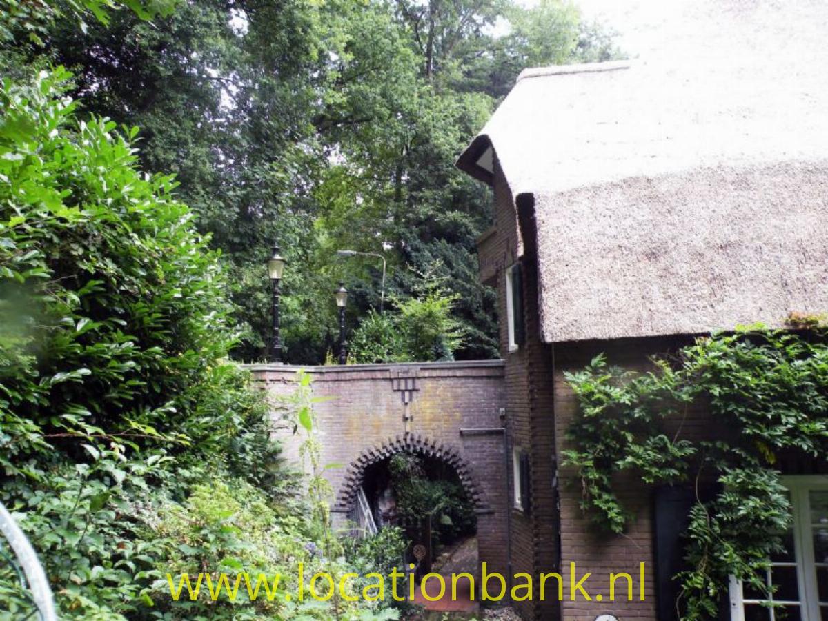 zijkant huis met brug