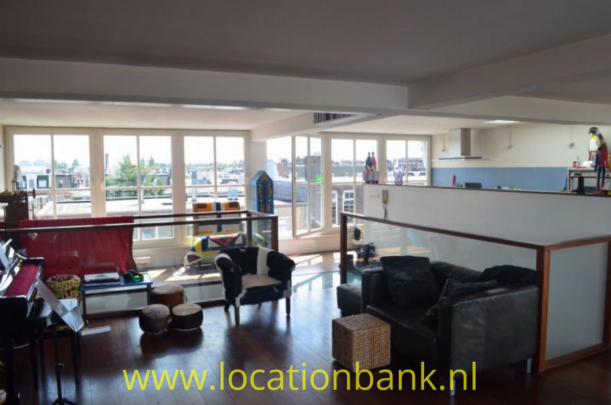 loft met open keuken en skyline