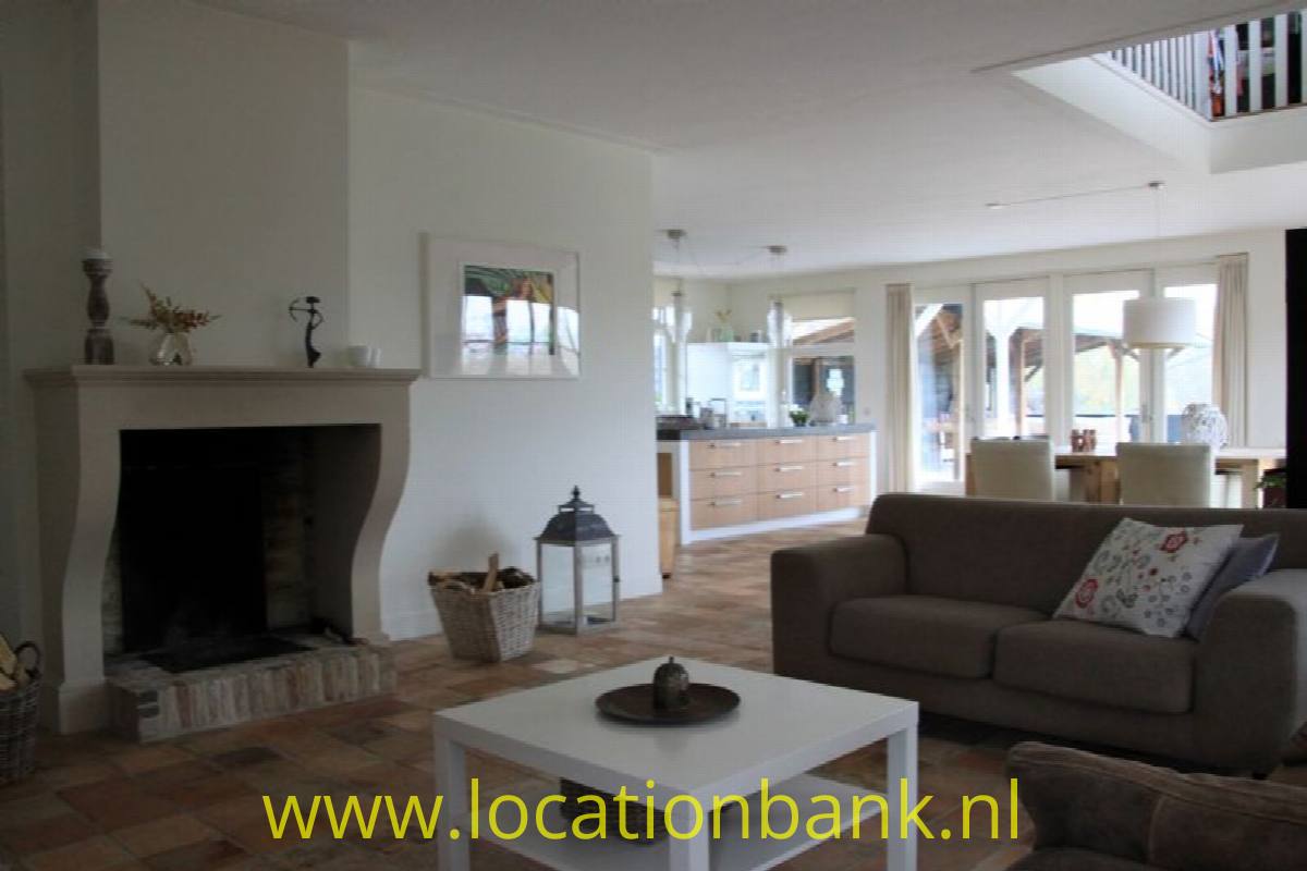 Wohnzimmer mit fireplace und offene K&uuml;che