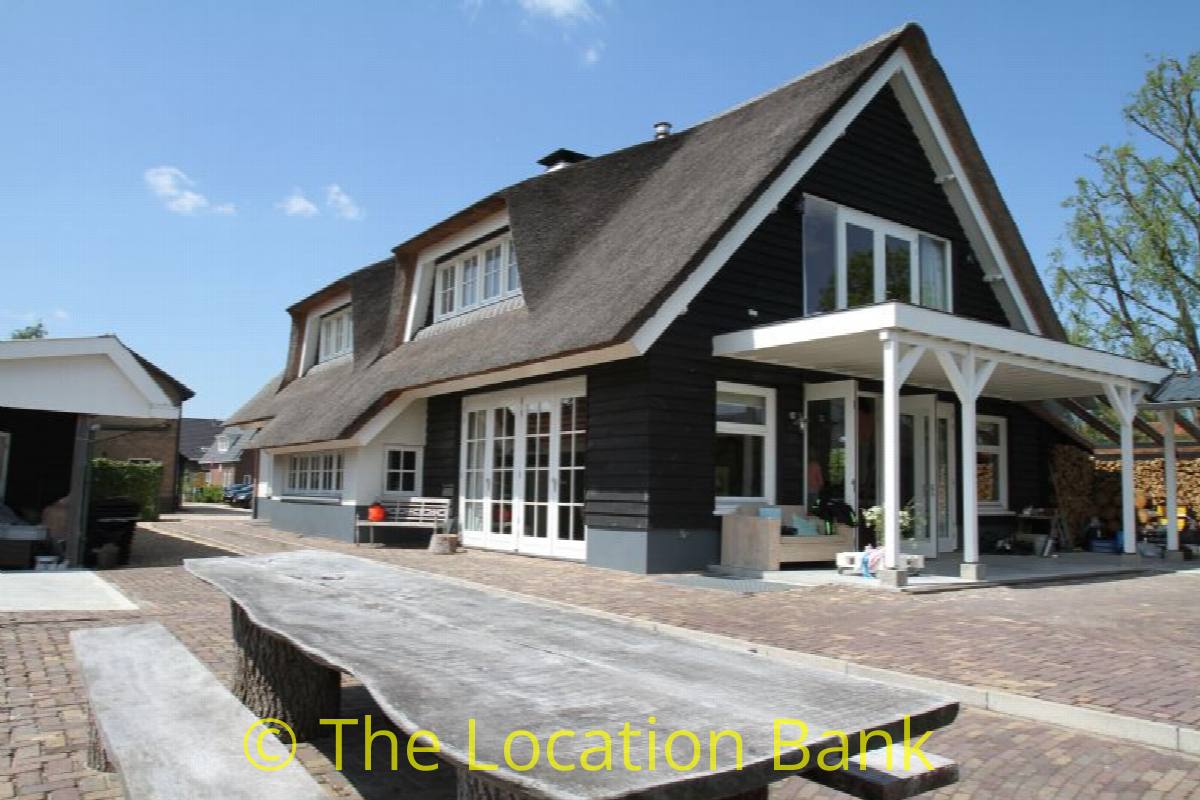 wooden villa mit porch