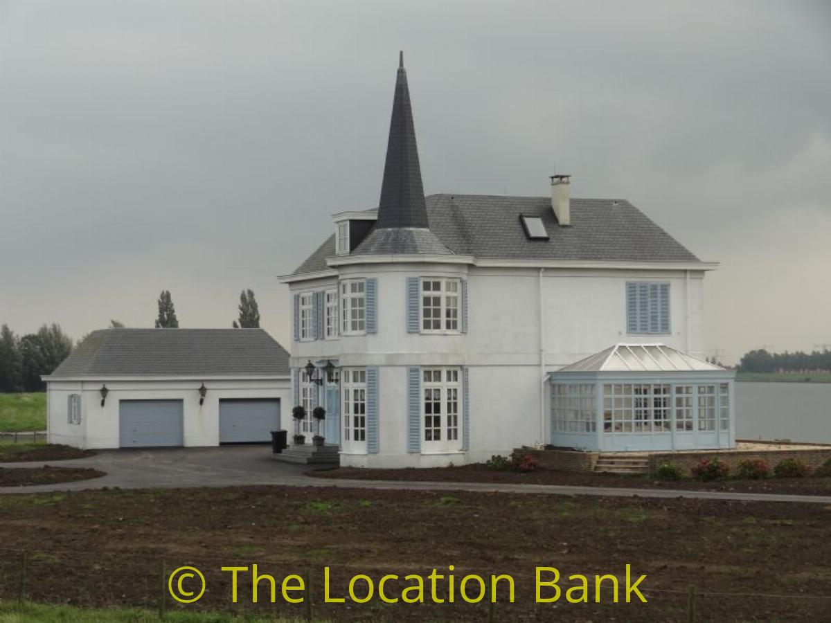 Villa en landhuis aan het water