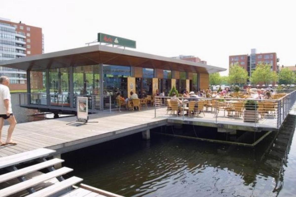 cafe met terras op het water