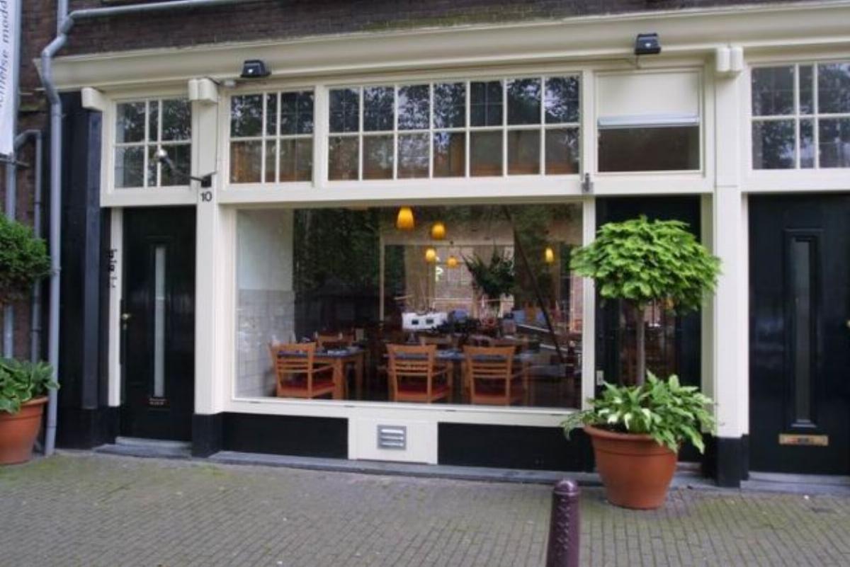 Mooi en eenvoudig restaurant met houten vloer.