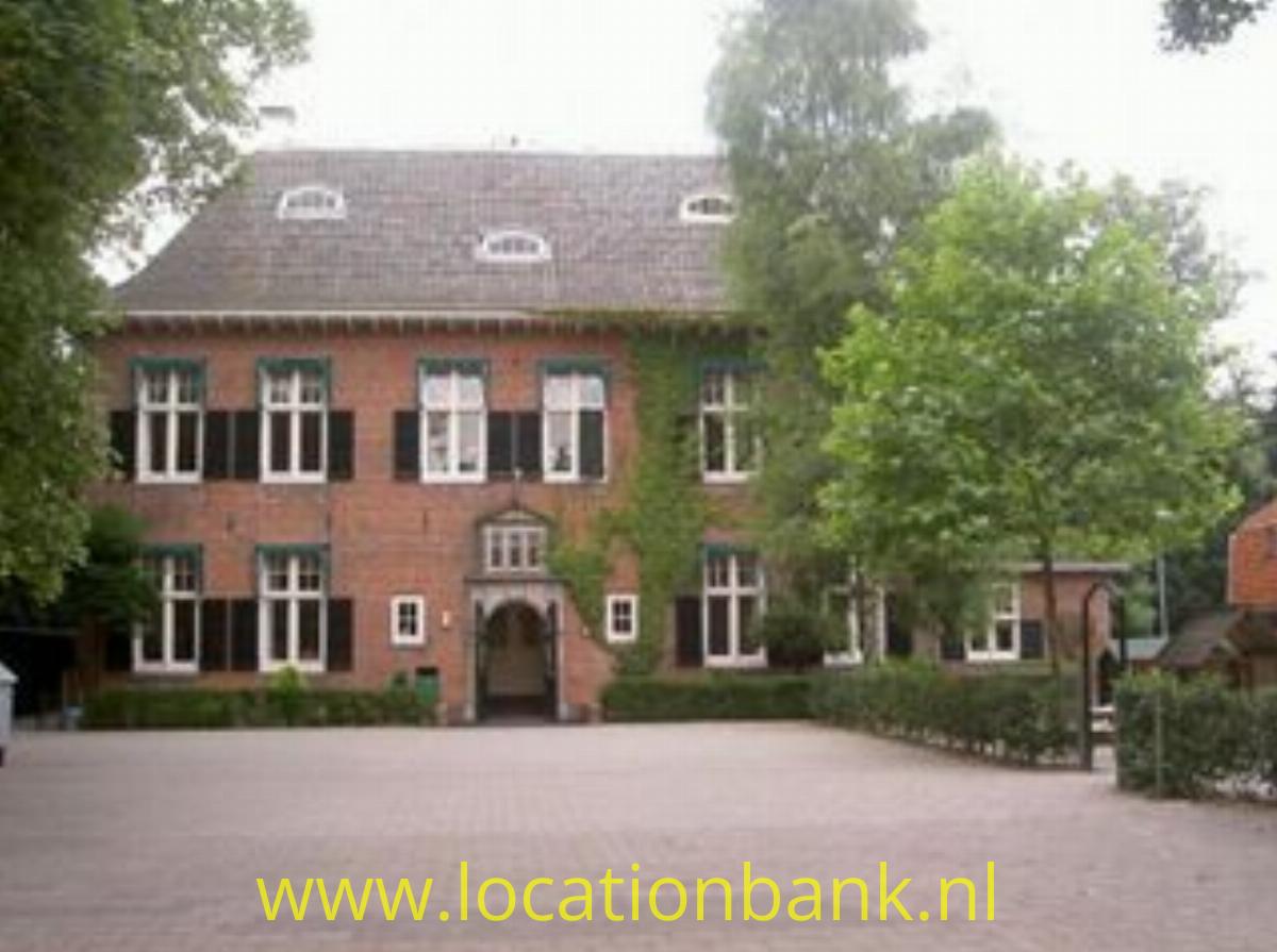 lagere school met schoolplein