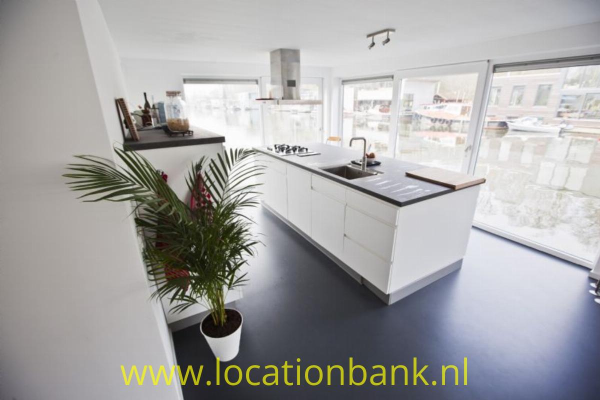 moderne keuken met kookeiland