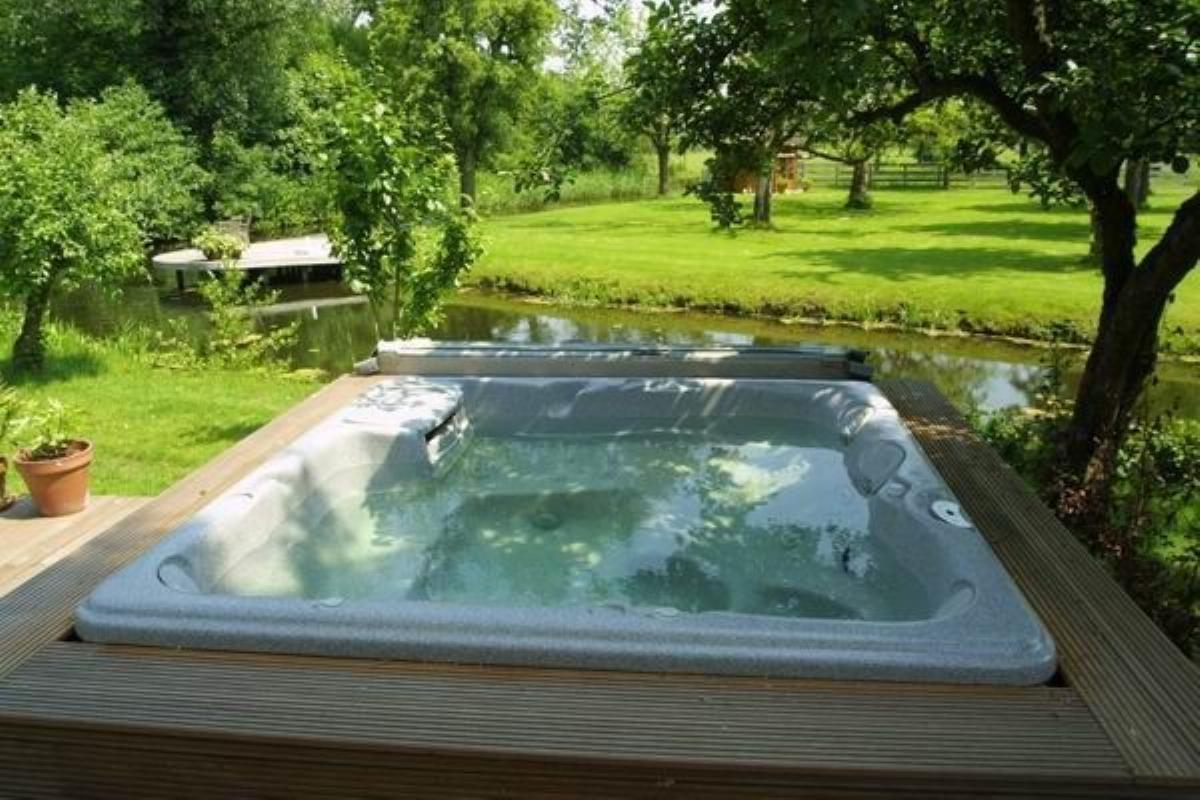 Huis met riante tuin aan het water