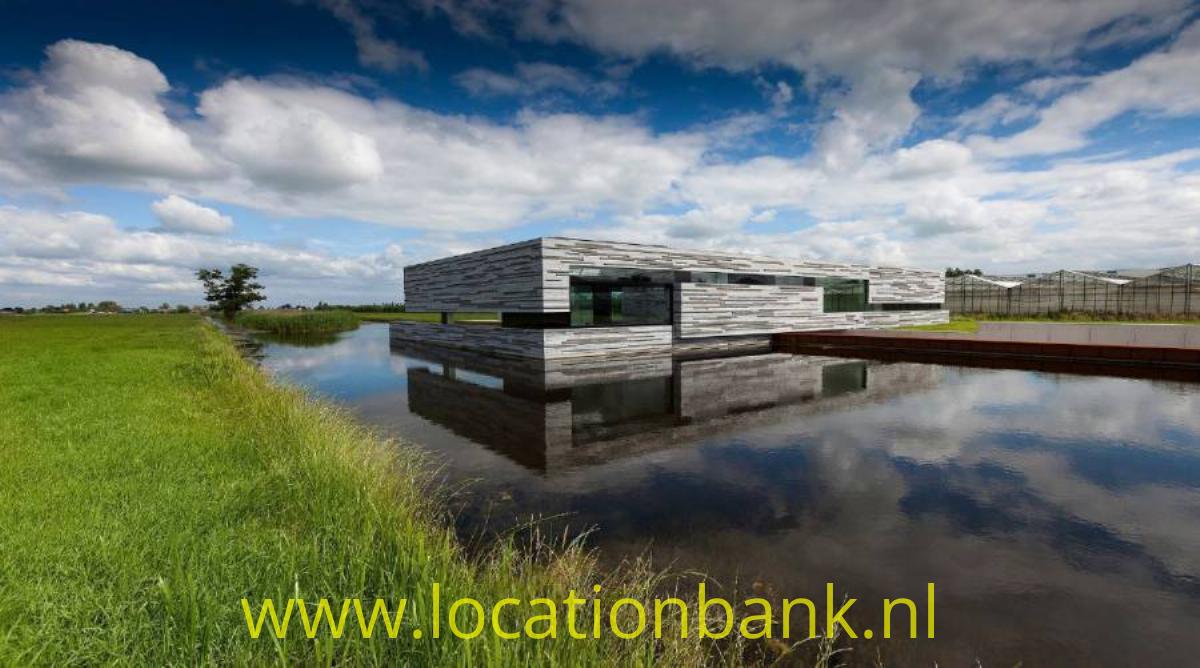 strakke moderne villa in de polder aan het water