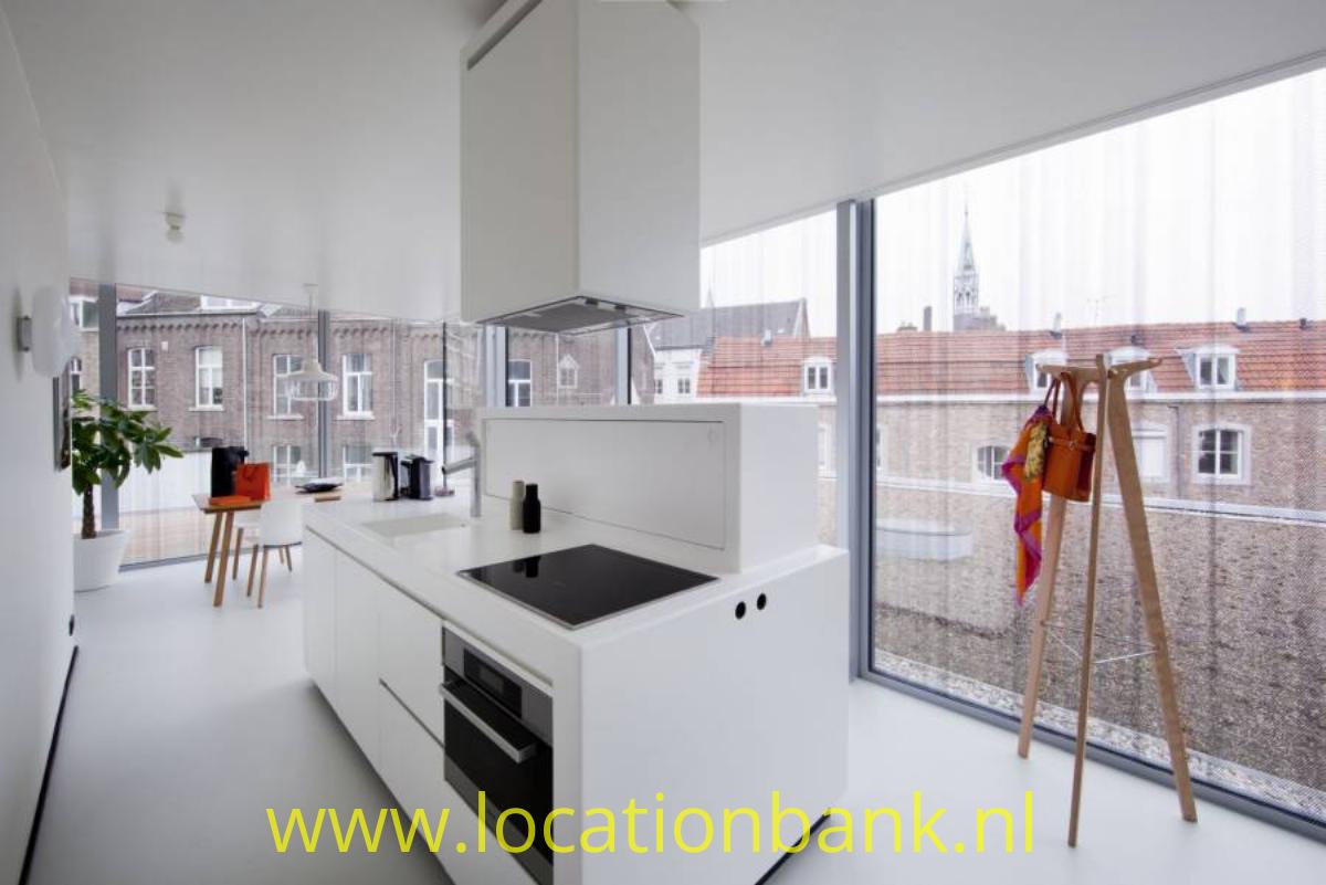 moderne keuken met kookeiland