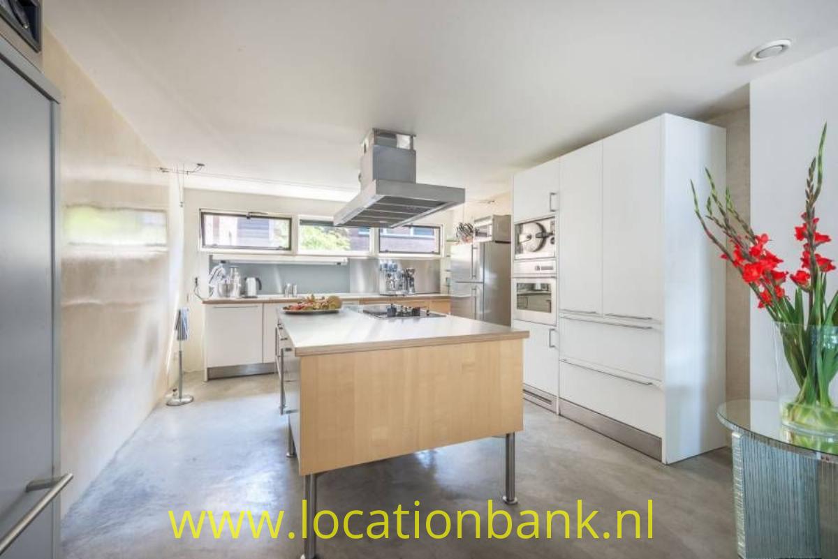 moderne keuken met kookeiland