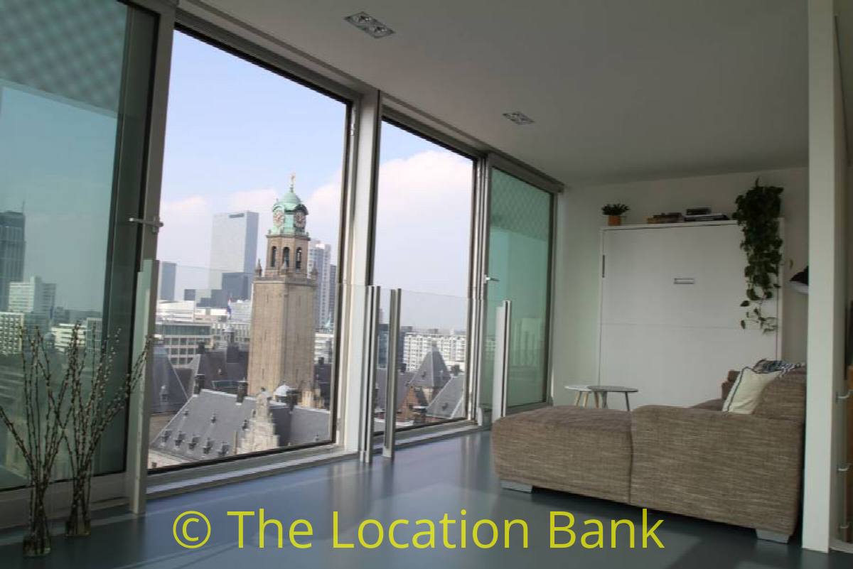 zithoek met uitzicht over Rotterdam