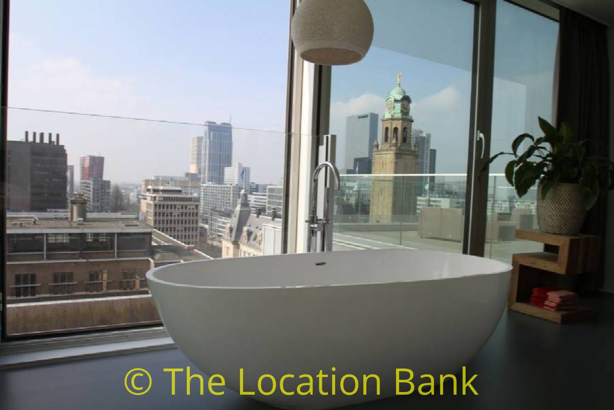 Moderne Badkamer in slaapkamer met skyline