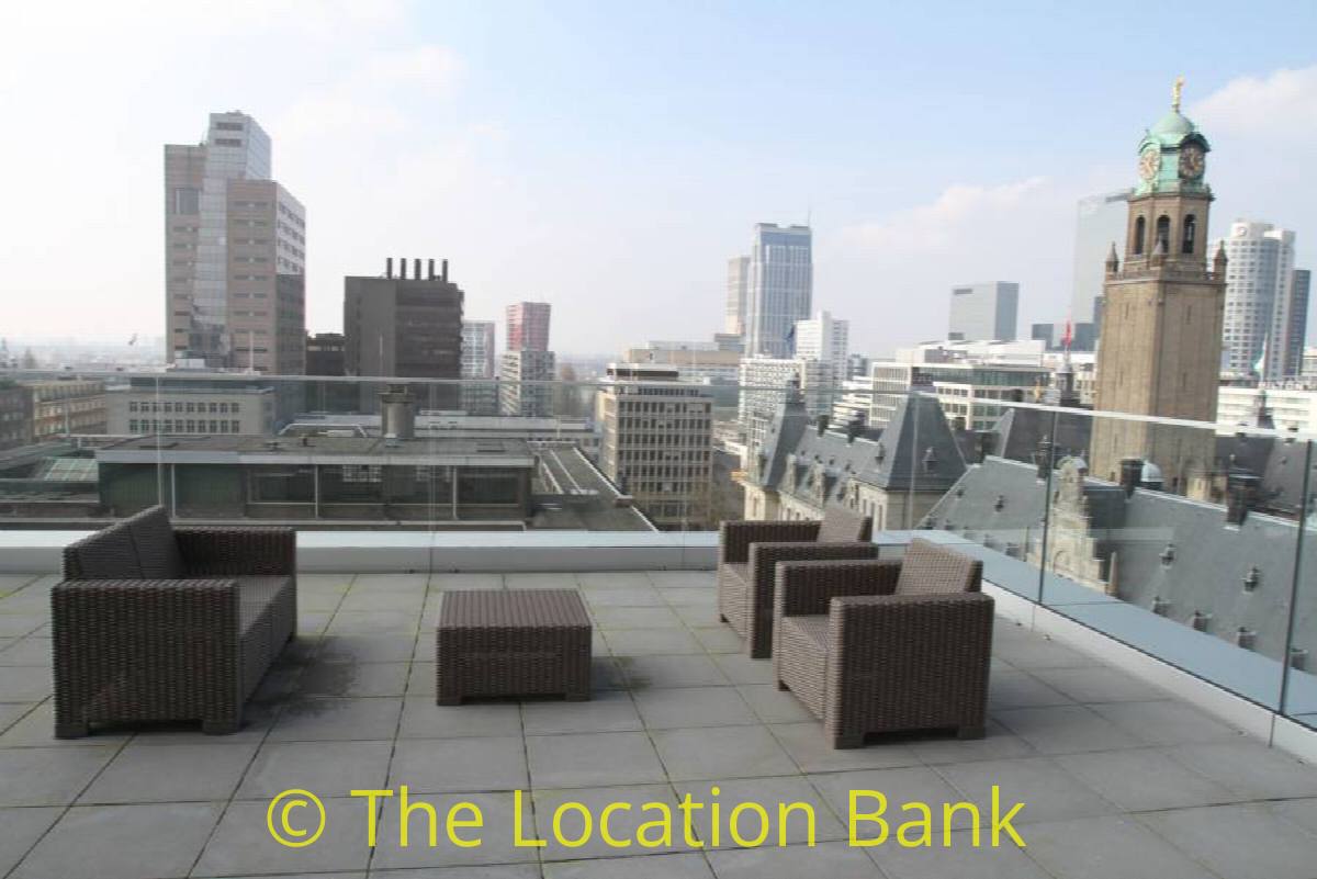 Dakterras met skyline