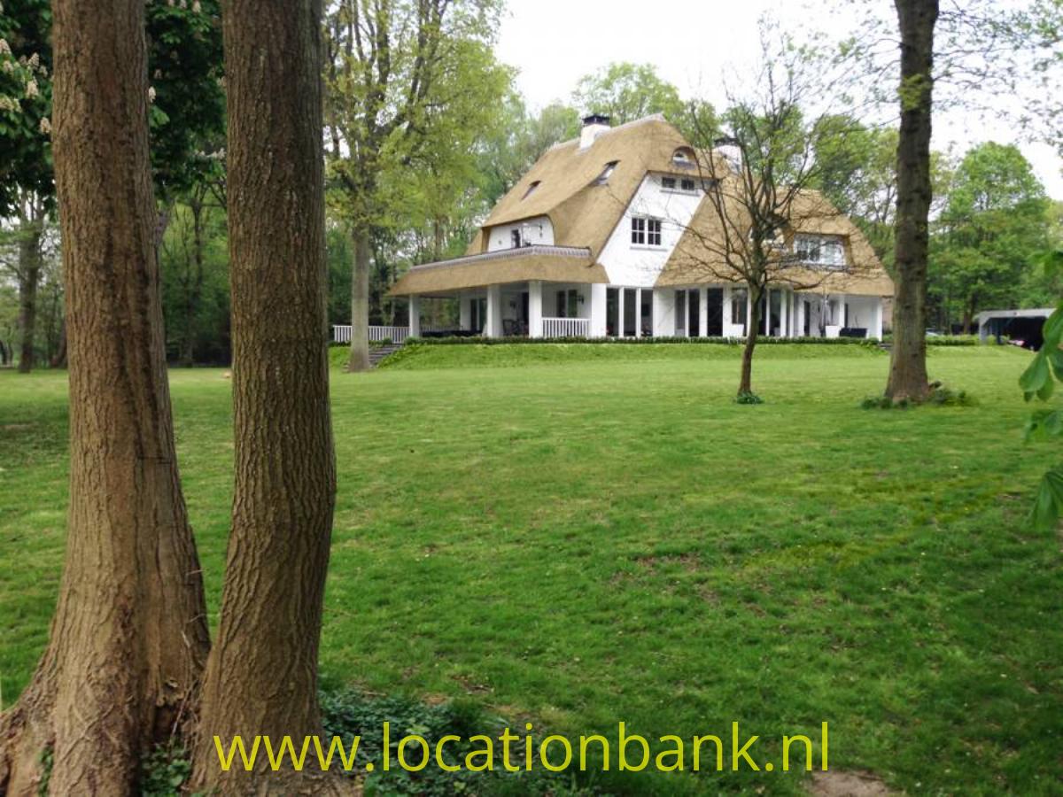 Zij aanzicht huis