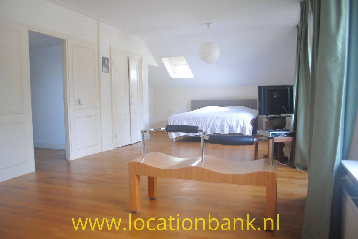spacious Schlafzimmer