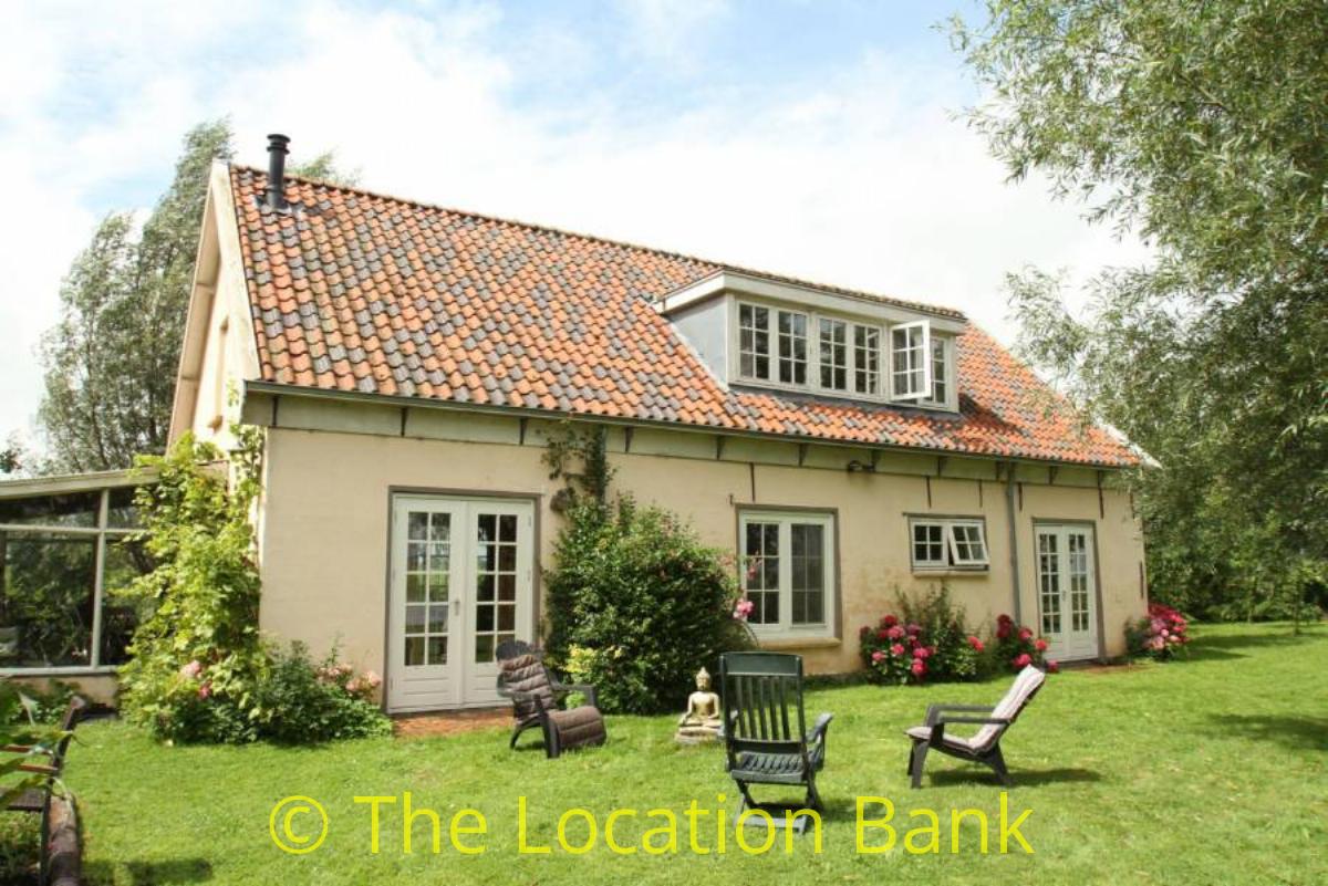 Huis in de natuur op een eiland aan het water