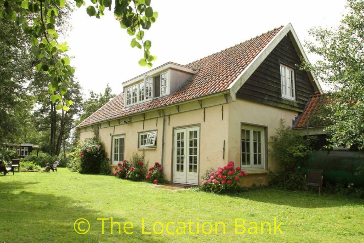 Huis in de natuur op een eiland aan het water