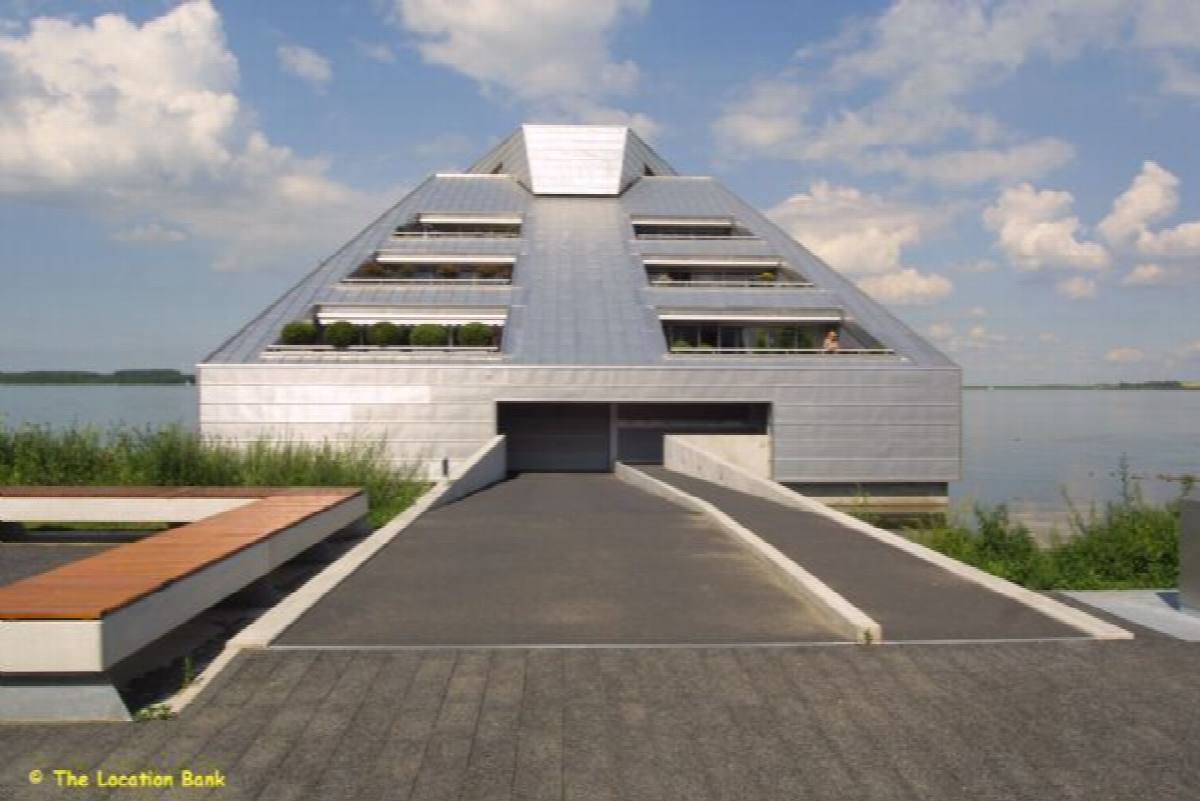 Moderne High tech villa oder house on the waterfront modern architecture