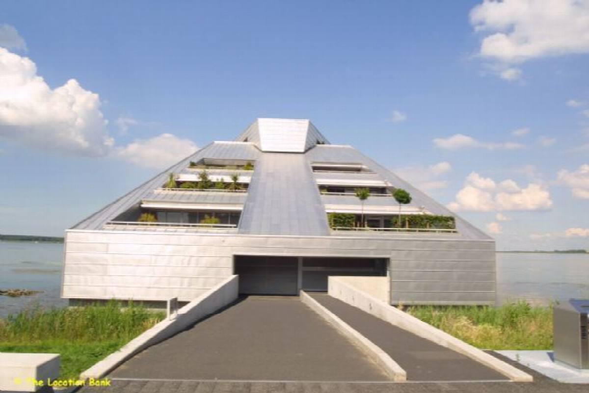 Moderne Hichtec Villa / house on the waterfront