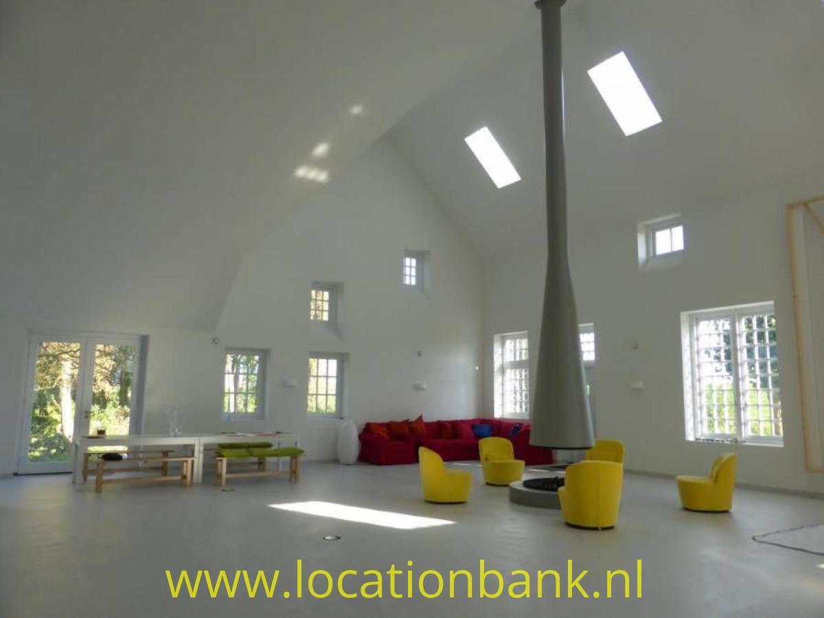 ruime woonkamer met hoog plafond