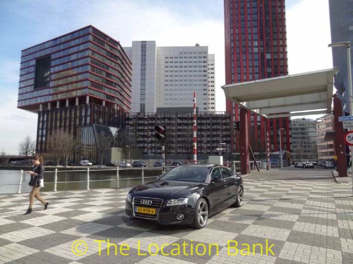 street mit modern building