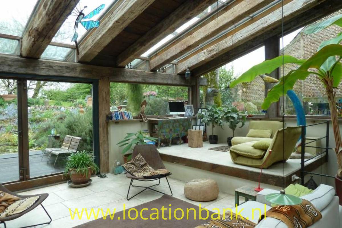 loft met veel glas en hout