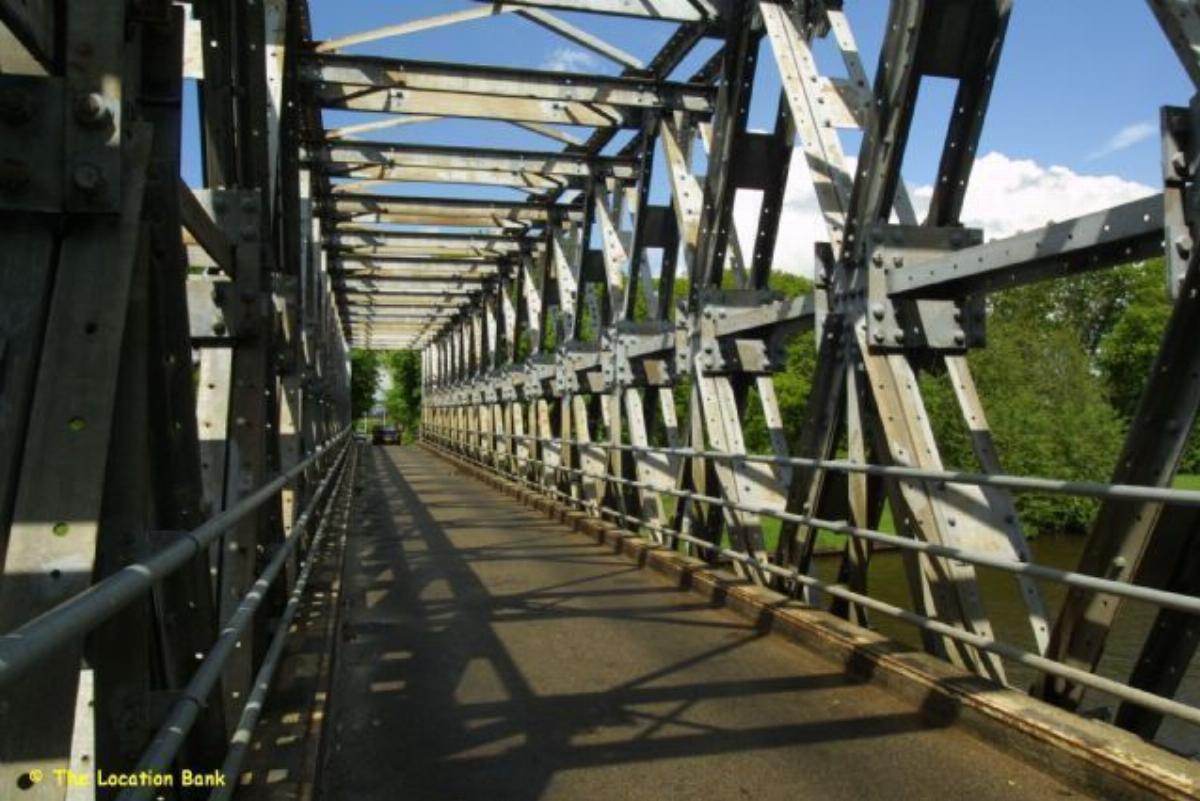 Antieke ijzeren vooroorlogse brug enkelbaans