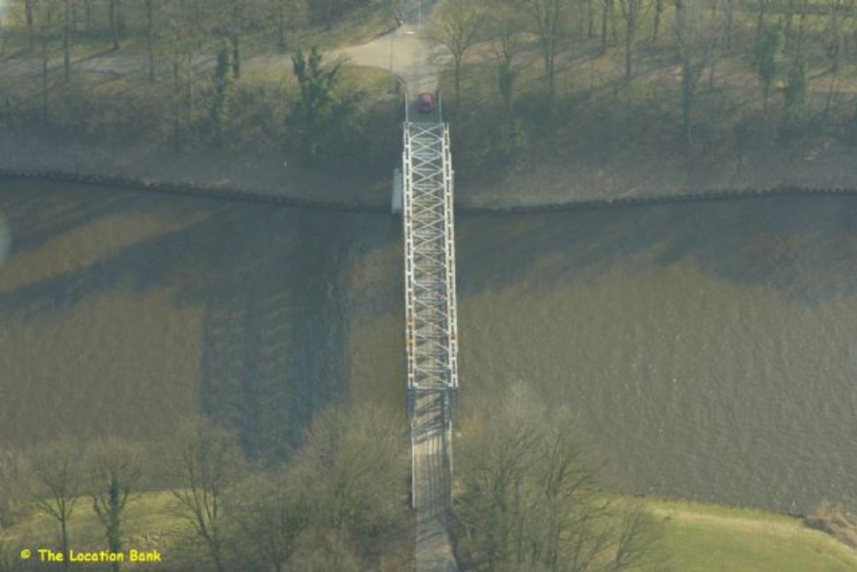 Antieke ijzeren vooroorlogse brug enkelbaans Luchtopname