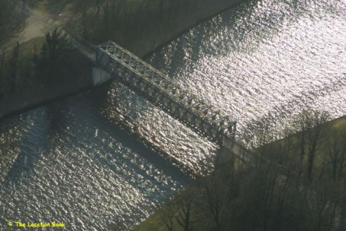 Antieke ijzeren vooroorlogse brug enkelbaans Luchtopname