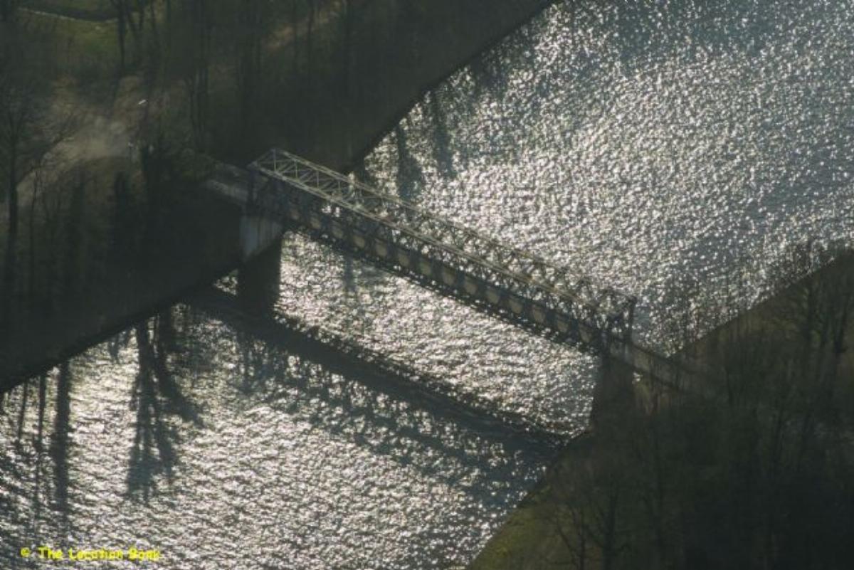 Antieke ijzeren vooroorlogse brug enkelbaans Luchtopname