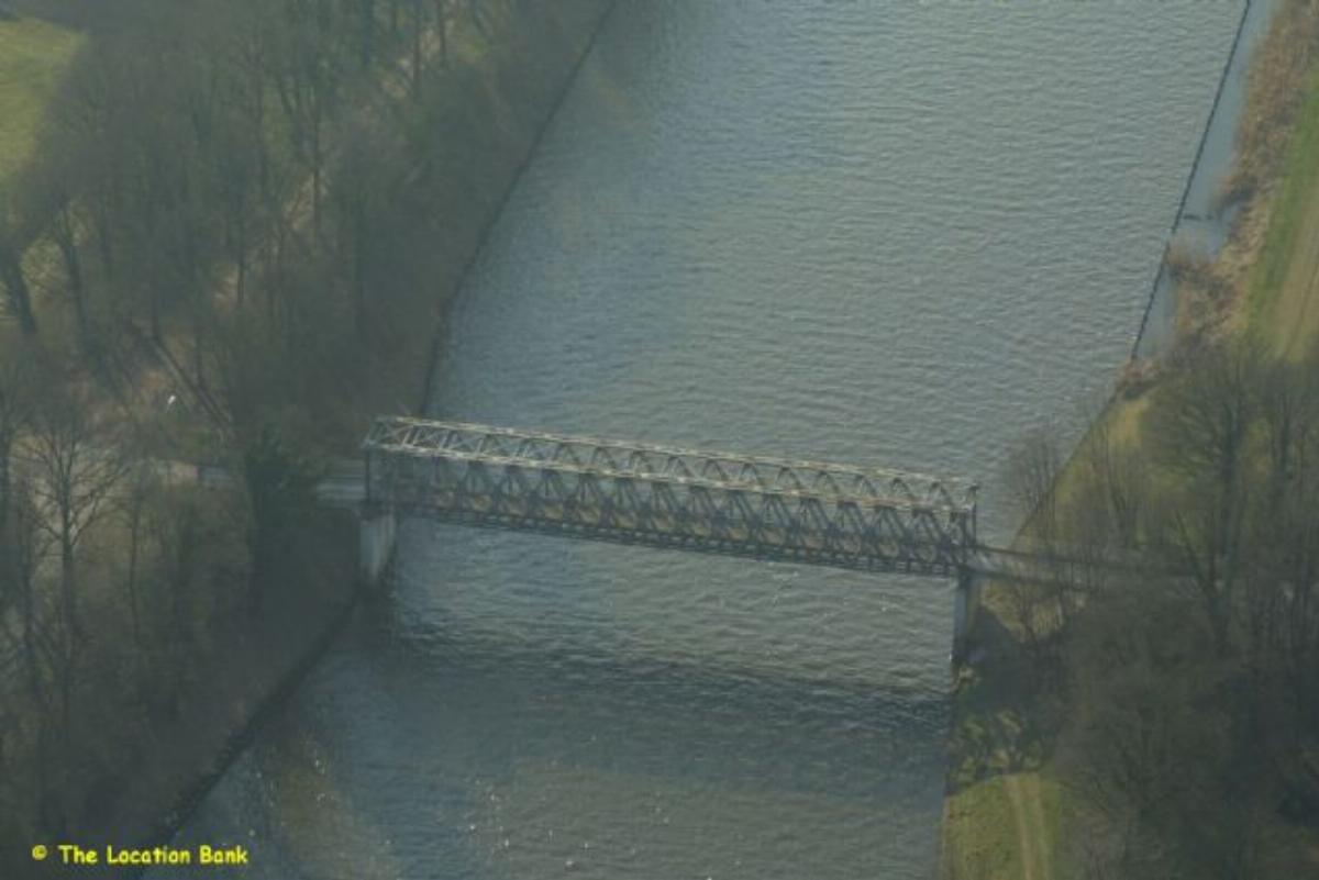 Antieke ijzeren vooroorlogse brug enkelbaans Luchtopname