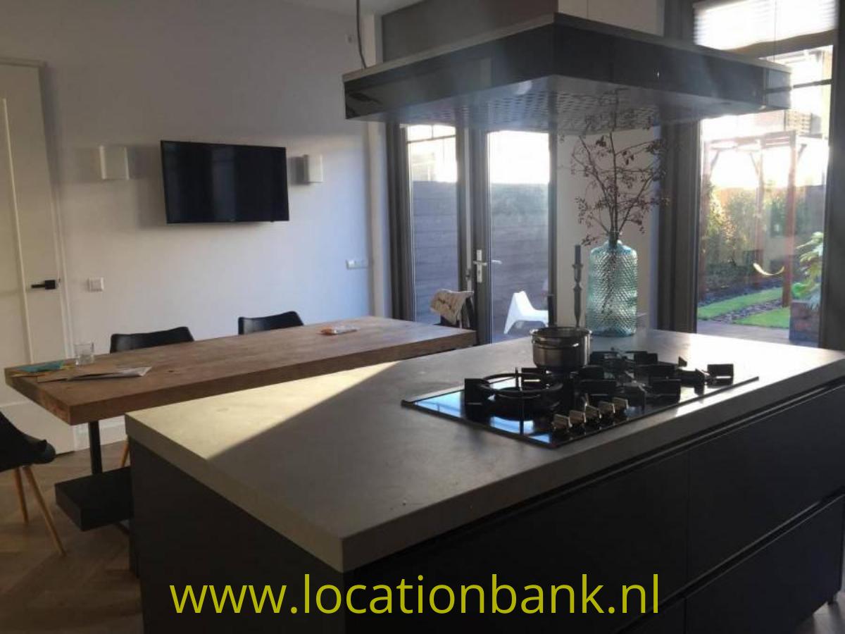 Moderne keuken met kookeiland