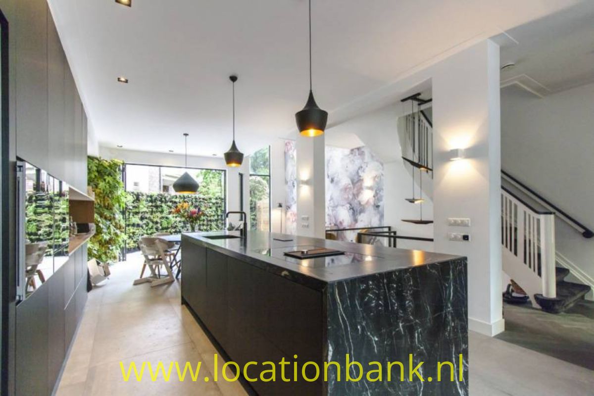 moderne keuken met kookeiland