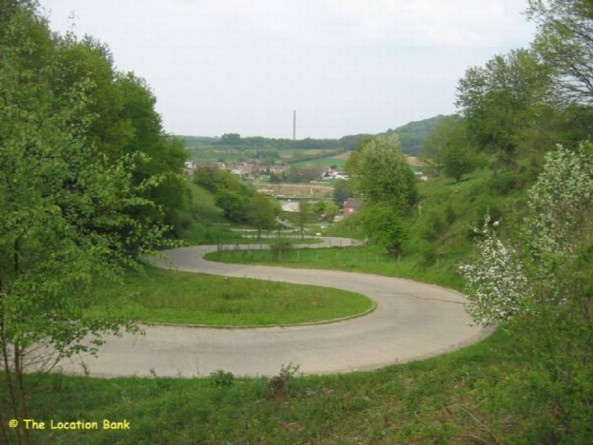 windy curved bend Stra&szlig;e hillside