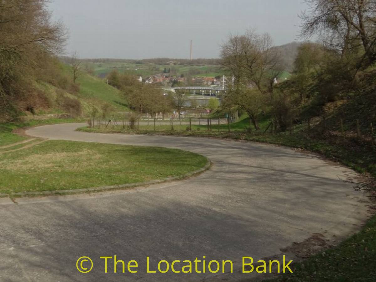 windy curved bend Stra&szlig;e hillside