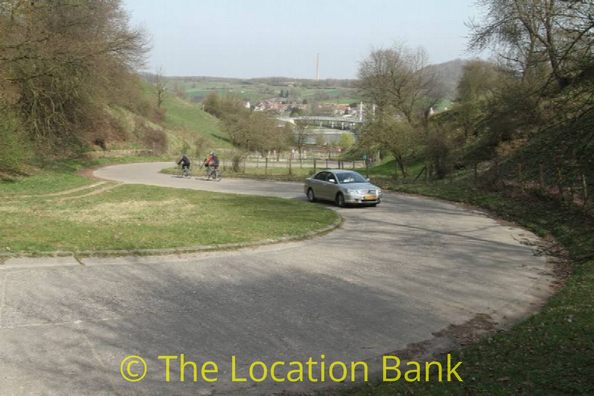 windy curved bend Stra&szlig;e hillside