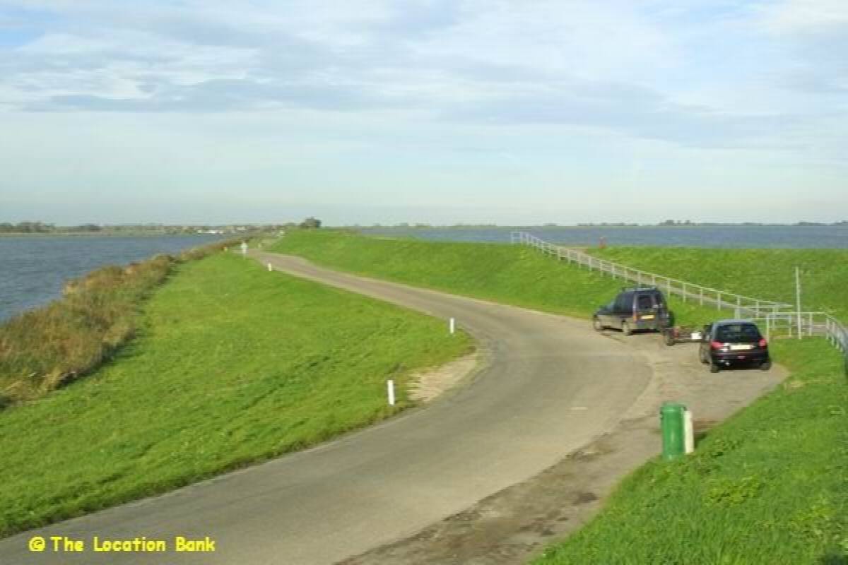Rural Stra&szlig;e next to a dyke und water