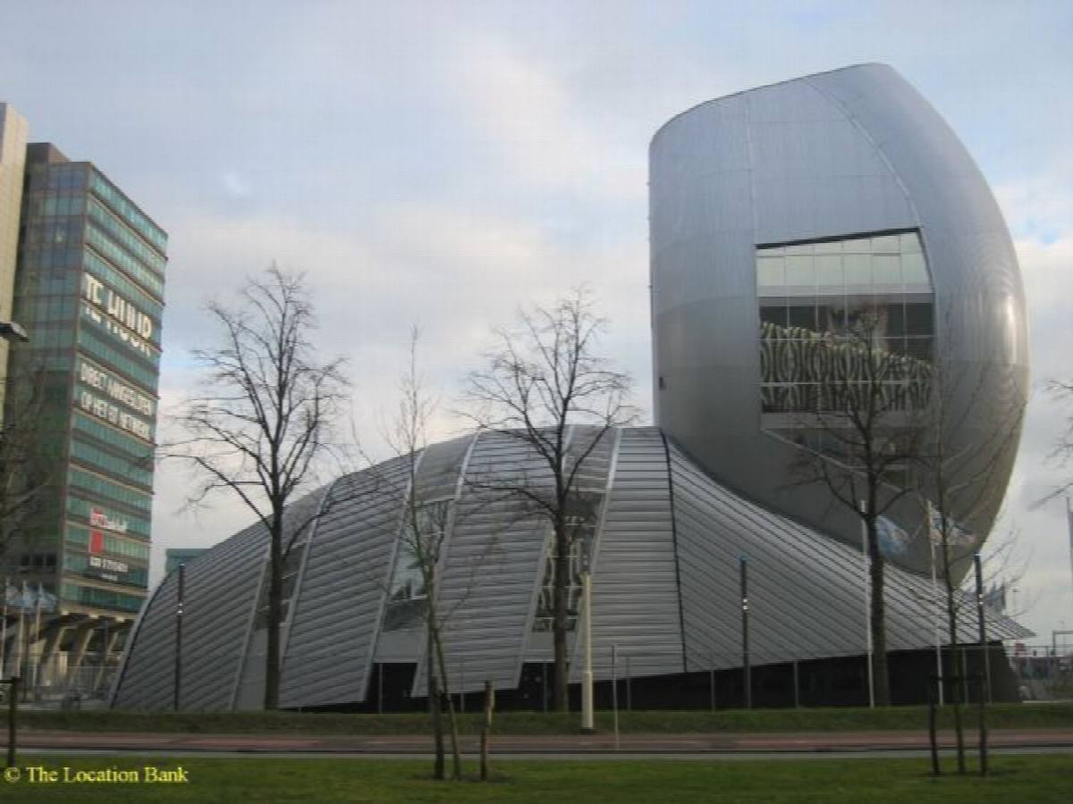 Moderne steel building